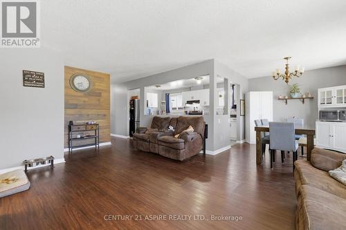 93 Frontenac Crescent, Deep River, ON - Indoor Photo Showing Living Room