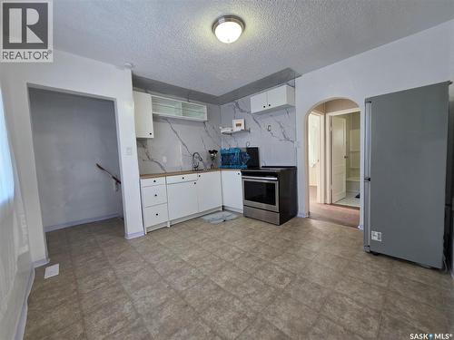 478 3Rd Avenue Nw, Swift Current, SK - Indoor Photo Showing Kitchen