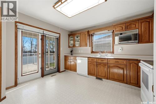 3706 Queens Gate, Regina, SK - Indoor Photo Showing Kitchen