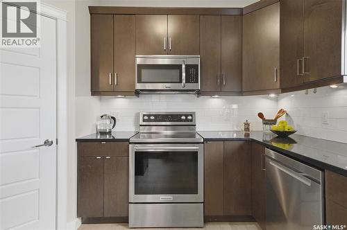 530 Maple Crescent, Warman, SK - Indoor Photo Showing Kitchen With Upgraded Kitchen