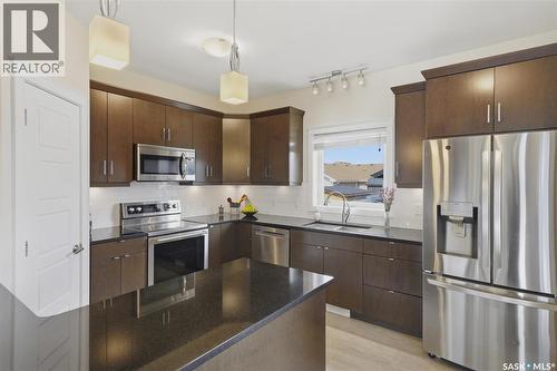 530 Maple Crescent, Warman, SK - Indoor Photo Showing Kitchen With Upgraded Kitchen
