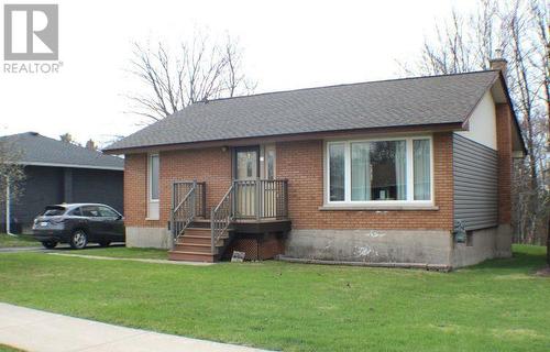31 White Oak DR W  Sault Ste Marie, ON P6C 2H7