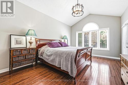 2178 Berwick Drive, Burlington, ON - Indoor Photo Showing Bedroom