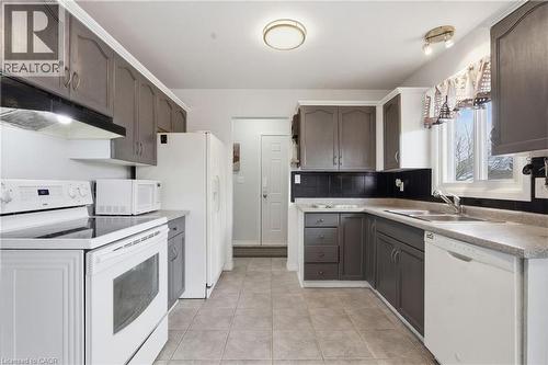 8 Abbott Lane, Cayuga, ON - Indoor Photo Showing Kitchen With Double Sink