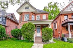 18 FAIRLEIGH Crescent  Hamilton, ON L8M 2K9