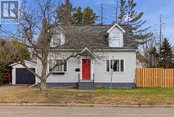 32 Salisbury AVE Sault Ste. Marie, ON P6B 1L7