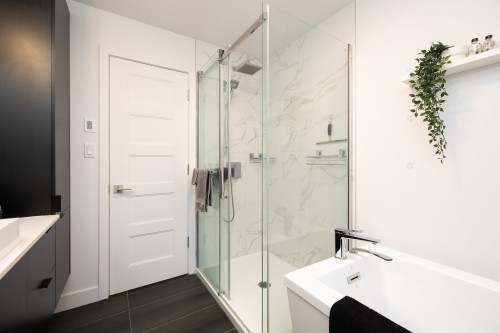Master Bathroom - 303-60 Rue Toe-Blake, Vaudreuil-Dorion, QC - Indoor Photo Showing Bathroom