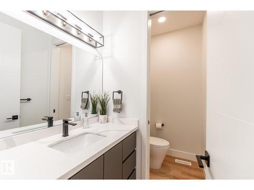 11445 79 Av Nw, Edmonton, AB - Indoor Photo Showing Bathroom