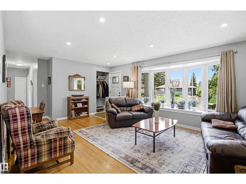 10663 59 St Nw, Edmonton, AB - Indoor Photo Showing Living Room