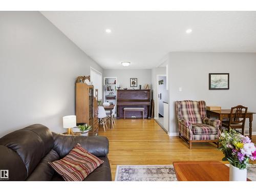 10663 59 St Nw, Edmonton, AB - Indoor Photo Showing Living Room