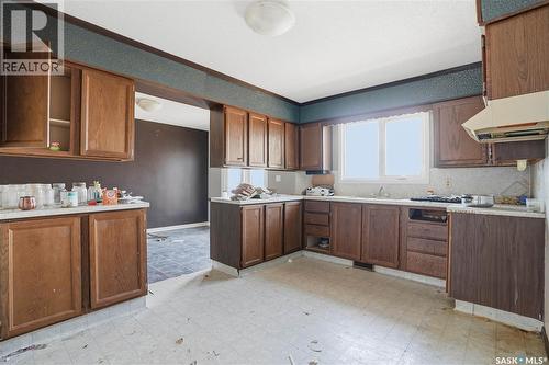 512 4Th Avenue W, Assiniboia, SK - Indoor Photo Showing Kitchen