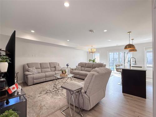 70 Boschman Bay, Brandon, MB - Indoor Photo Showing Living Room