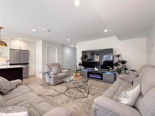 70 Boschman Bay, Brandon, MB - Indoor Photo Showing Living Room