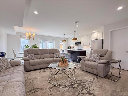 70 Boschman Bay, Brandon, MB - Indoor Photo Showing Living Room