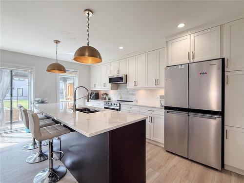 70 Boschman Bay, Brandon, MB - Indoor Photo Showing Kitchen With Double Sink With Upgraded Kitchen