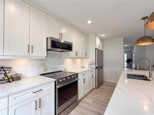 70 Boschman Bay, Brandon, MB - Indoor Photo Showing Kitchen With Double Sink With Upgraded Kitchen