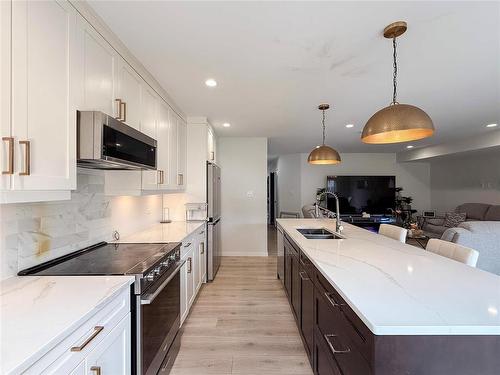 70 Boschman Bay, Brandon, MB - Indoor Photo Showing Kitchen With Double Sink With Upgraded Kitchen