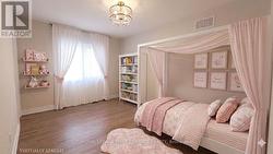 GIRL ROOM - 