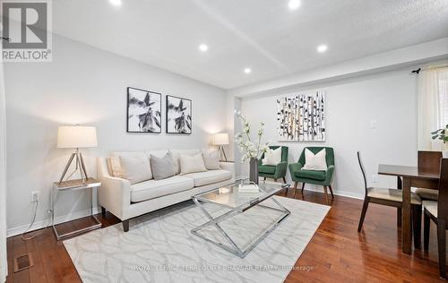 2470 Strathmore Crescent, Mississauga, ON - Indoor Photo Showing Living Room