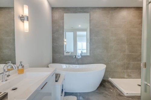Master Bathroom - 102-175 Rue De Langloiserie, Rosemère, QC - Indoor Photo Showing Bedroom