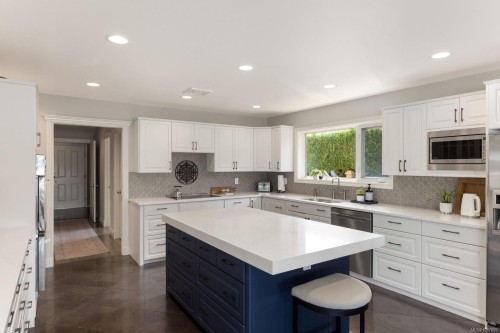 2450 Whidby Lane, Sidney, BC 