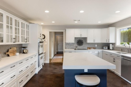 2450 Whidby Lane, Sidney, BC 