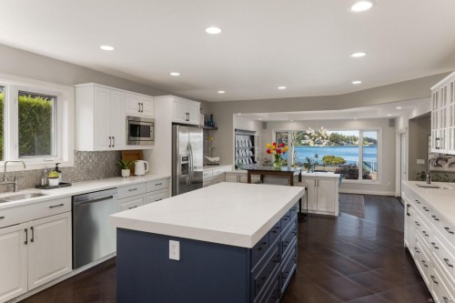 2450 Whidby Lane, Sidney, BC 