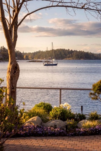 2450 Whidby Lane, Sidney, BC 