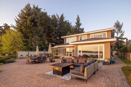 2450 Whidby Lane, Sidney, BC 