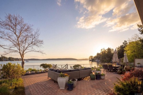 2450 Whidby Lane, Sidney, BC 