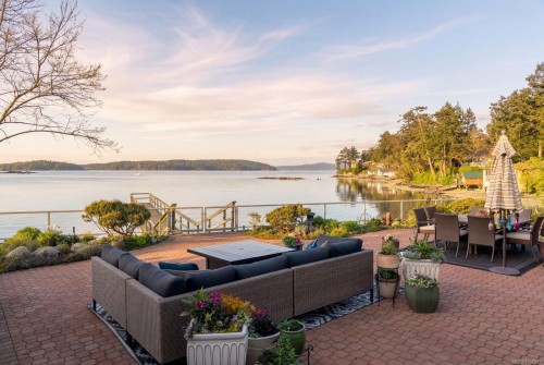 2450 Whidby Lane, Sidney, BC 