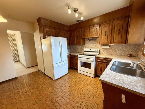 737 Confederation Drive, Thunder Bay, ON - Indoor Photo Showing Kitchen With Double Sink