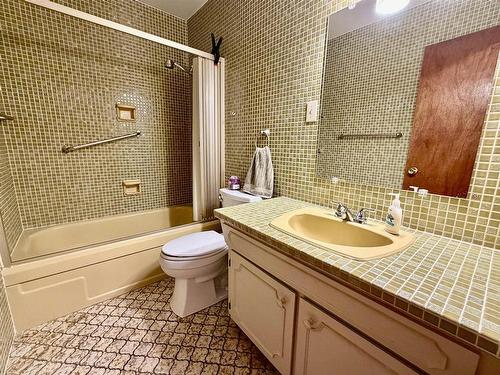 737 Confederation Drive, Thunder Bay, ON - Indoor Photo Showing Bathroom