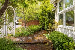 701 Connaught Rd Victoria, BC V9A 2Z1