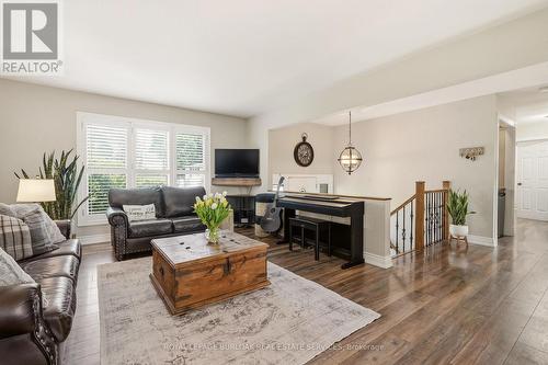 2207 Jester Court, Burlington, ON - Indoor Photo Showing Living Room