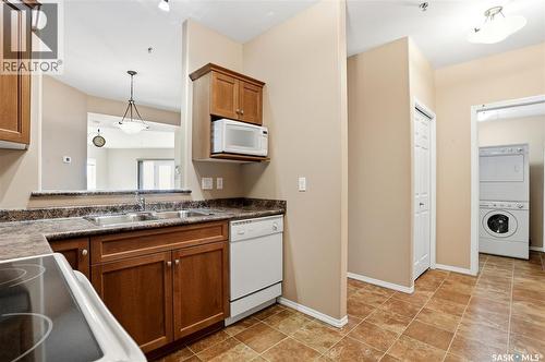 213 928 Heritage View, Saskatoon, SK - Indoor Photo Showing Kitchen With Double Sink
