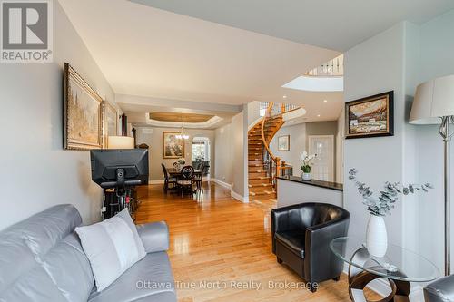 507 Kochar Drive, Ottawa, ON - Indoor Photo Showing Living Room