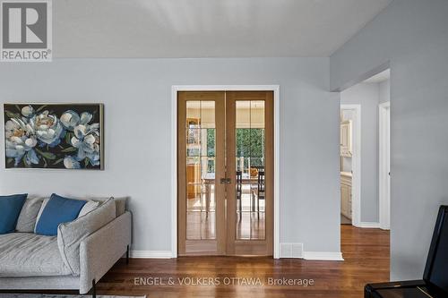 1056 Hindley Street, Ottawa, ON - Indoor Photo Showing Living Room