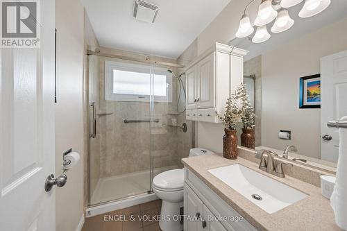 1056 Hindley Street, Ottawa, ON - Indoor Photo Showing Bathroom