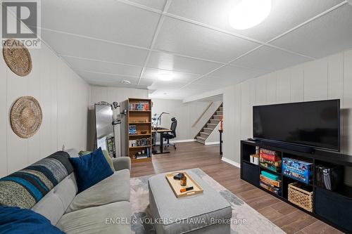 1056 Hindley Street, Ottawa, ON - Indoor Photo Showing Living Room