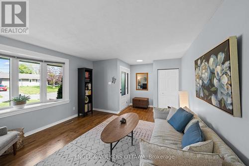 1056 Hindley Street, Ottawa, ON - Indoor Photo Showing Living Room