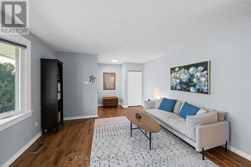 1056 Hindley Street, Ottawa, ON - Indoor Photo Showing Living Room
