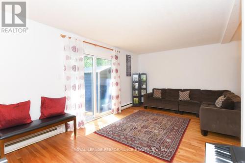 3194 Stockton Drive, Ottawa, ON - Indoor Photo Showing Living Room