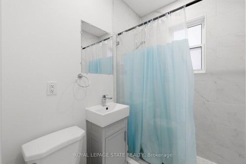 129 Jackson Street W, Hamilton, ON - Indoor Photo Showing Bathroom