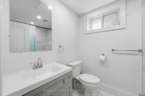 129 Jackson Street W, Hamilton, ON - Indoor Photo Showing Bathroom