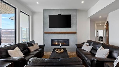 2300 Saddleback Drive, Kamloops, BC - Indoor Photo Showing Living Room With Fireplace