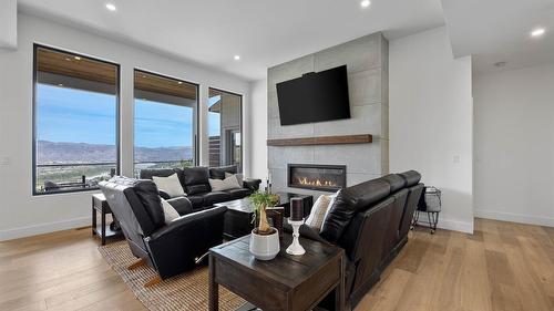 2300 Saddleback Drive, Kamloops, BC - Indoor Photo Showing Living Room With Fireplace