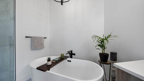 2300 Saddleback Drive, Kamloops, BC - Indoor Photo Showing Bathroom