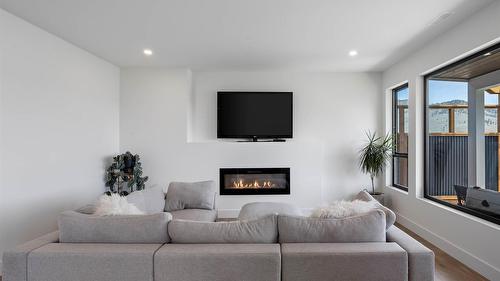 2300 Saddleback Drive, Kamloops, BC - Indoor Photo Showing Living Room With Fireplace