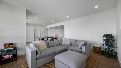 2300 Saddleback Drive, Kamloops, BC - Indoor Photo Showing Living Room